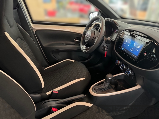 Foto 1 - Aygo X Teamplayer 1.0 CVT ACC Apple CarPlay Android Auto Musikstreaming DAB SHZ, ginger beige / night sky black