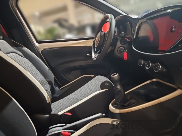 Foto 1 - Toyota Aygo X Teamplayer 1.0 ACC Apple CarPlay Android Auto DAB SHZ Spurhalteass., ginger beige / night sky blackmetallic / night sky