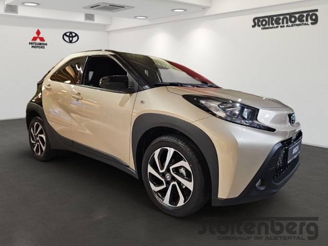 Foto 1 - Toyota Aygo X Teamplayer 1.0 ACC Apple CarPlay Android Auto DAB SHZ Spurhalteass., ginger beige / night sky blackmetallic / night sky